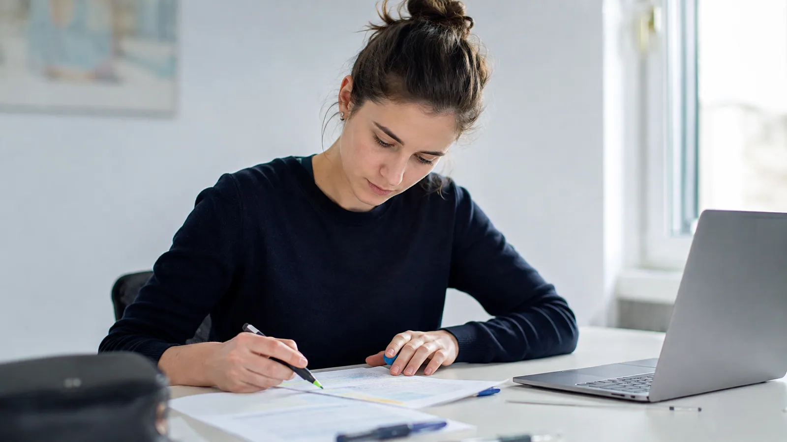Studentin wertet ihre Lernnotizen mit verschiedenen Stiften aus.